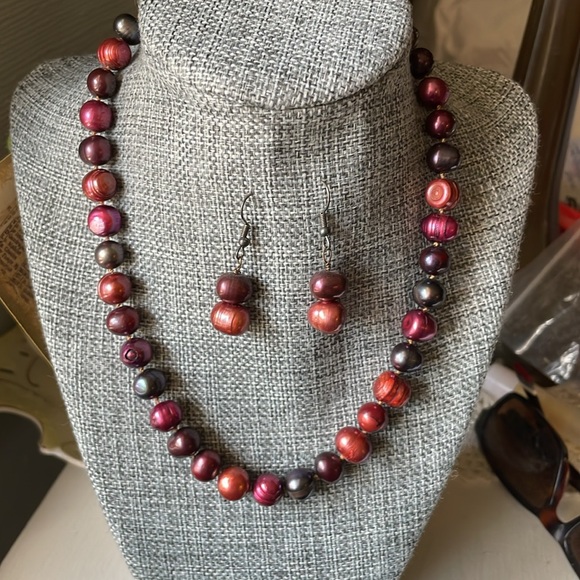 Cultured variegated colored pearl necklace.  Hand strung and tied. With earrings - Picture 7 of 8